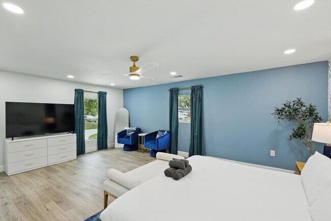 Building Photo - 3321 Ridgehaven St