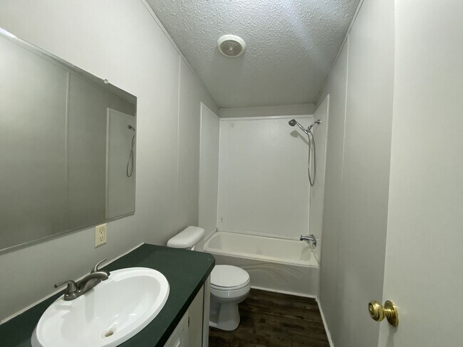 Building Photo - Four Bedroom In the Country