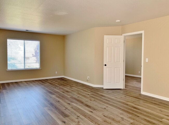 Building Photo - 4 Bedroom Home in Hollister  - No App Fee
