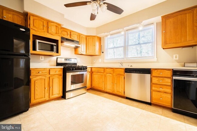 Building Photo - 3554 S George Mason Dr