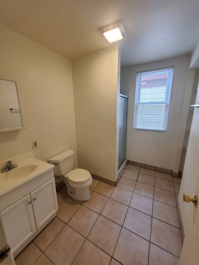 Building Photo - Spacious 5BED/2BATH Upper Near Marquette