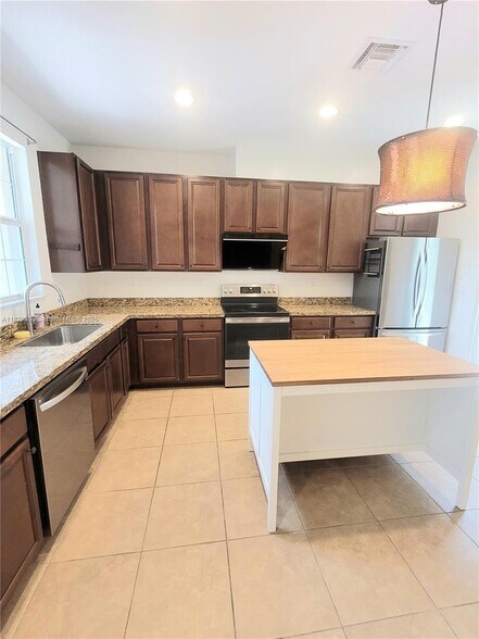 Building Photo - 1430 SW 147th Ter