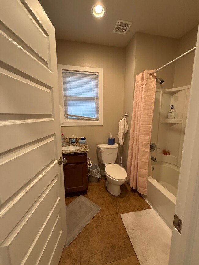 Building Photo - 608 E 2nd St