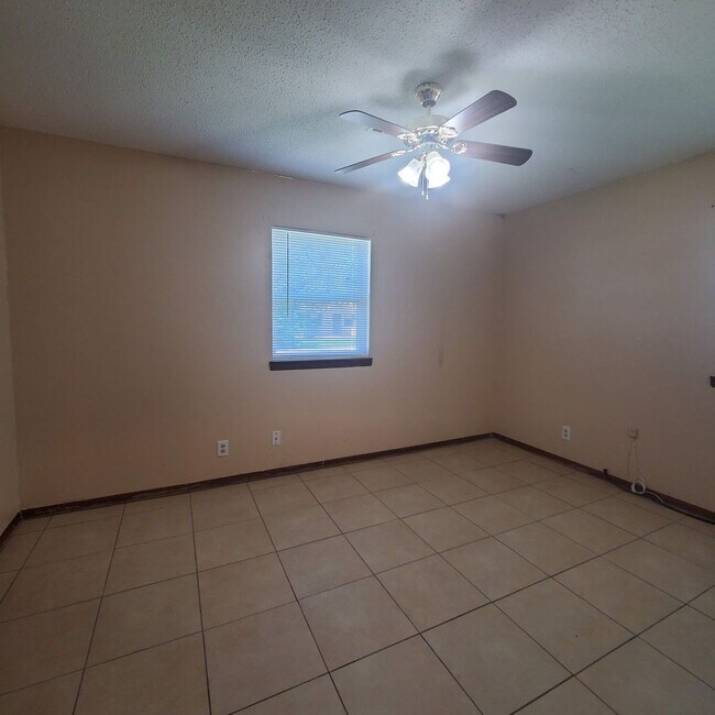 Building Photo - 2429 N Market Ave