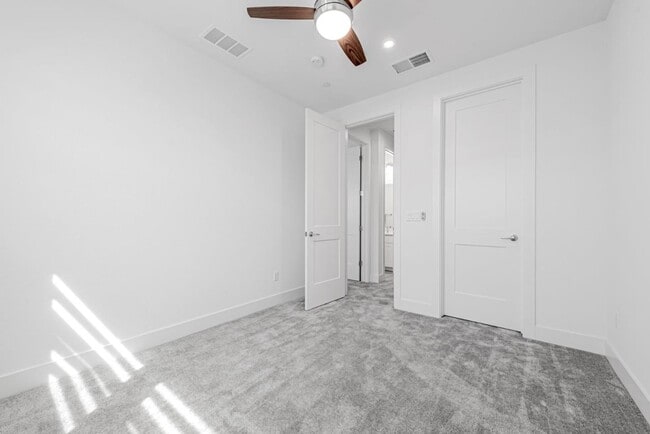 Building Photo - 923 Loyola Ln