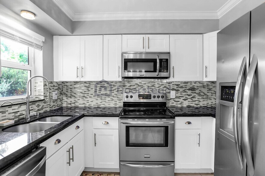 Building Photo - 241 NE 48th Ct