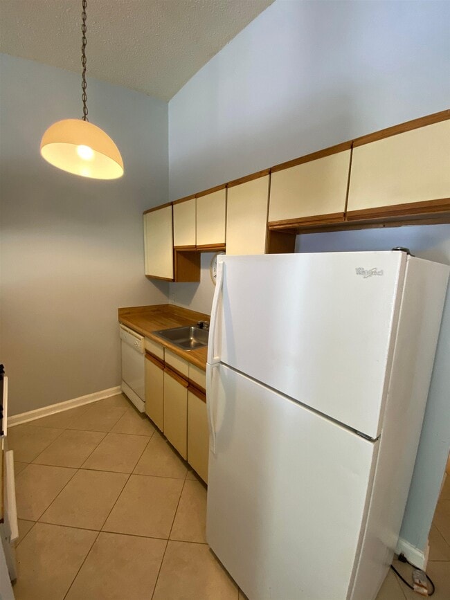 Building Photo - 2133 Sandpiper St