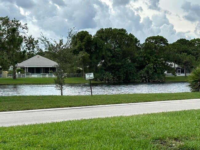 Building Photo - 7461 SE Autumn Ln