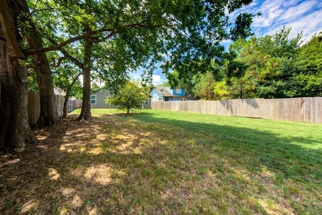Building Photo - Cutest 3/2/2 Craftsman Style Home!