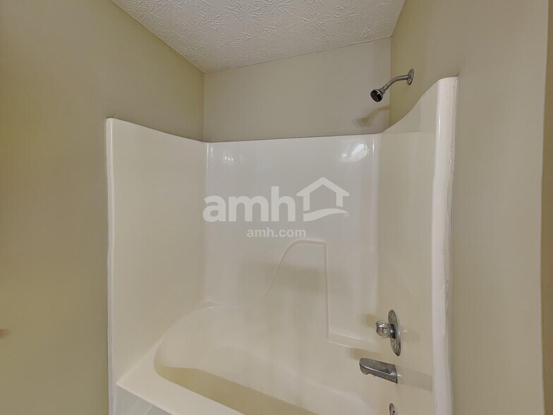 Building Photo - 887 Kendall Park Dr