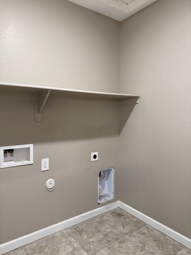 Building Photo - Beautiful Newer 4 Bedroom 3 Bathroom Anthem at Merrill Ranch Home!