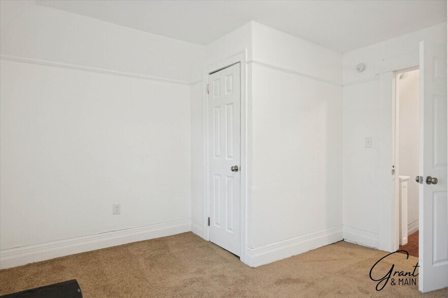 Building Photo - $1200 3 bedrooms