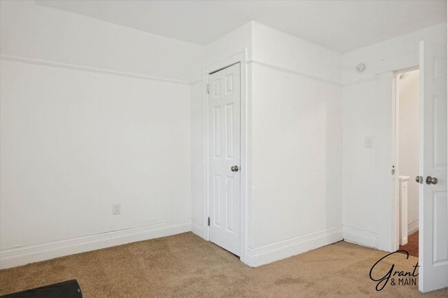 Building Photo - $1200 3 bedrooms