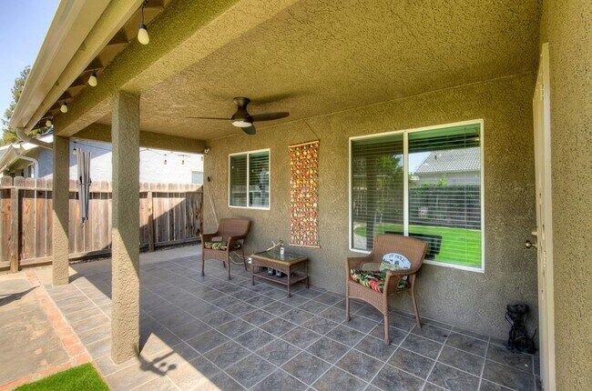 Building Photo - Updated 3/2 Cambridge Near Clovis North