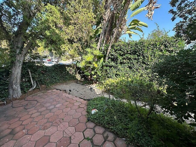 Building Photo - 1407 Laurel Ave