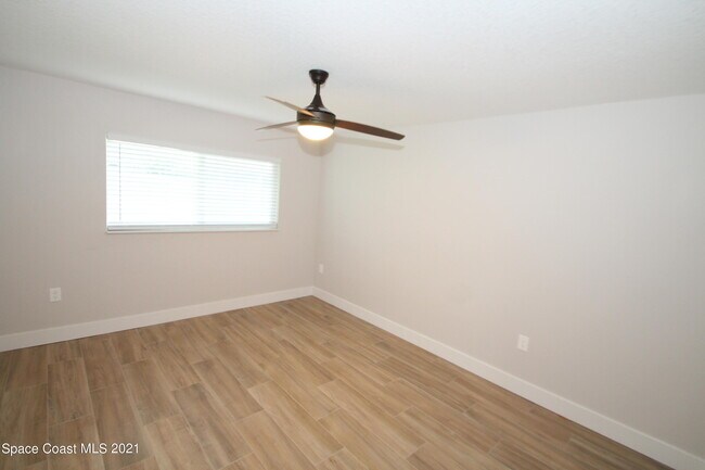 Building Photo - 580 Pine Tree Dr
