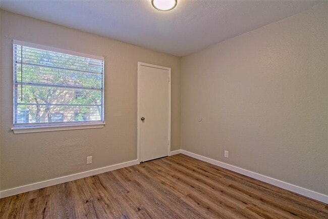 Building Photo - 401 Hedgewood Dr