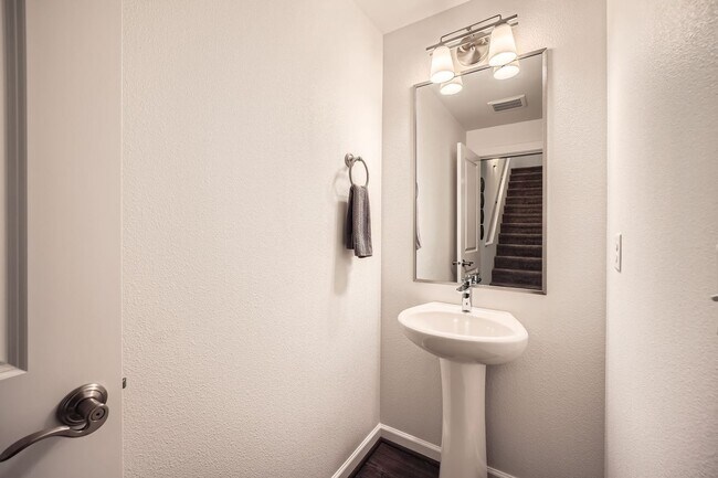 Building Photo - Modern Furnished Townhome in Prime Kent Lo...