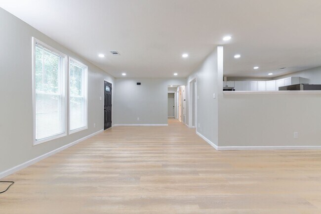 Building Photo - 1000 Rampart Pl