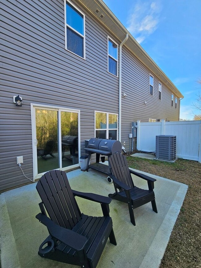 Building Photo - Newer Construction, 3 Bedroom Townhome!