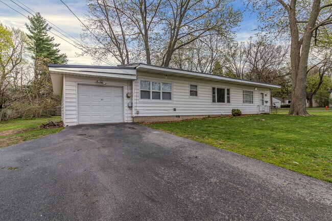 Building Photo - 210 S Victor St