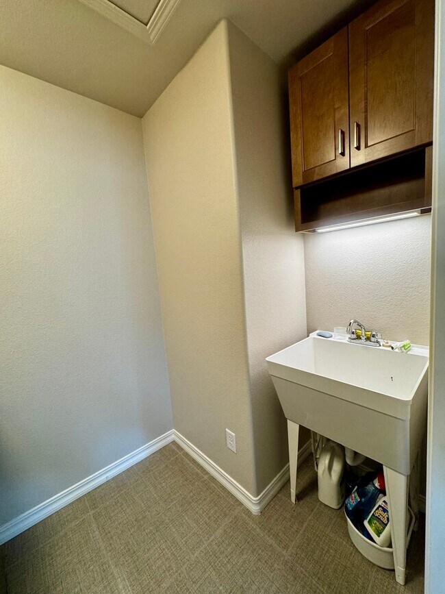Building Photo - Stunning 5 Bedroom Home in Cordera with access to Community center with pool