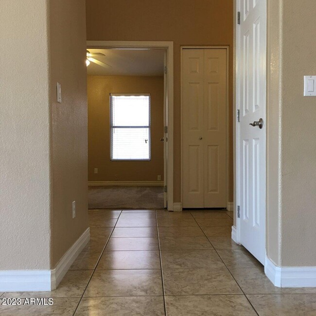 Building Photo - 623 W Greentree Dr