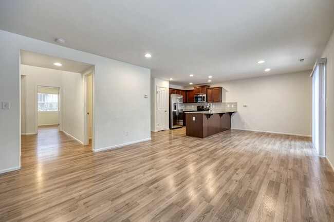 Building Photo - MOVE IN READY! 4 bed plus den - easy I-5 a...