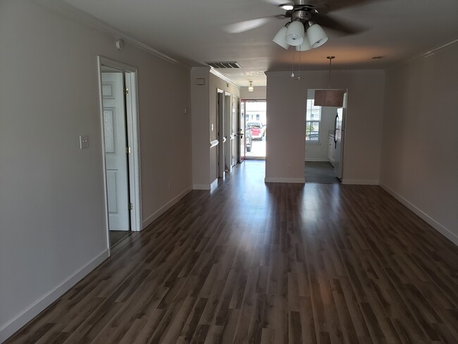 Building Photo - Nice 2BD/2BA Town home