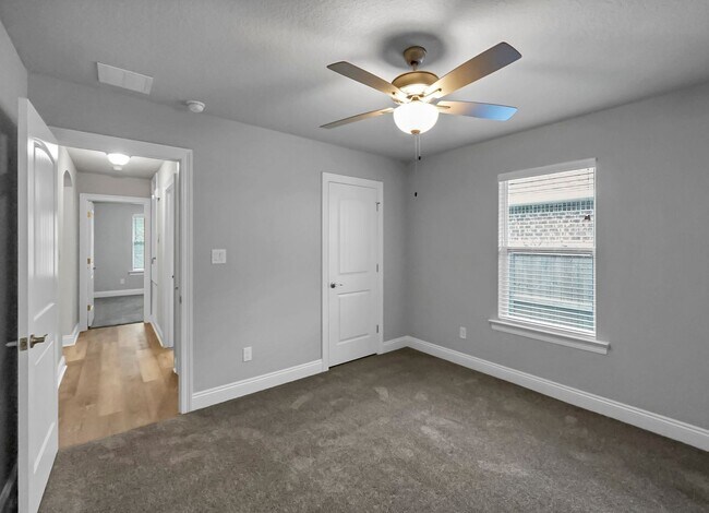 Building Photo - Stunning Rental in Navarre!