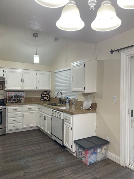 Building Photo - 717 Periwinkle Ln