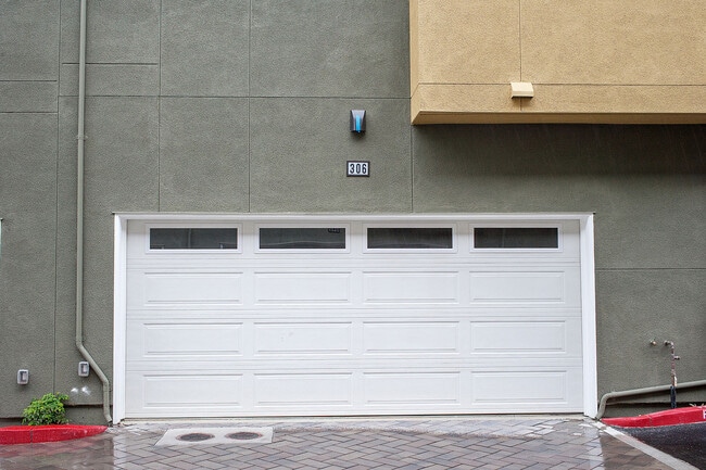 Building Photo - New and modern 2 bedroom townhome just ste...