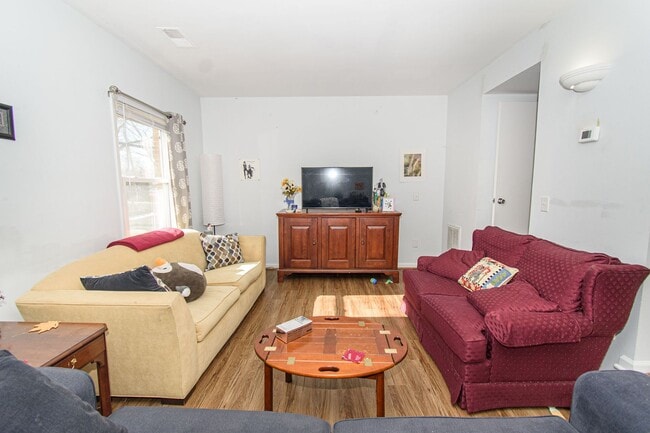 Building Photo - Charming 4 Bed 3.5 Bath Townhome