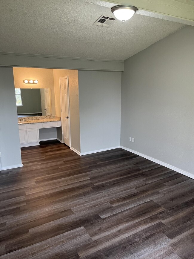 Building Photo - 10802 E 14th Ct