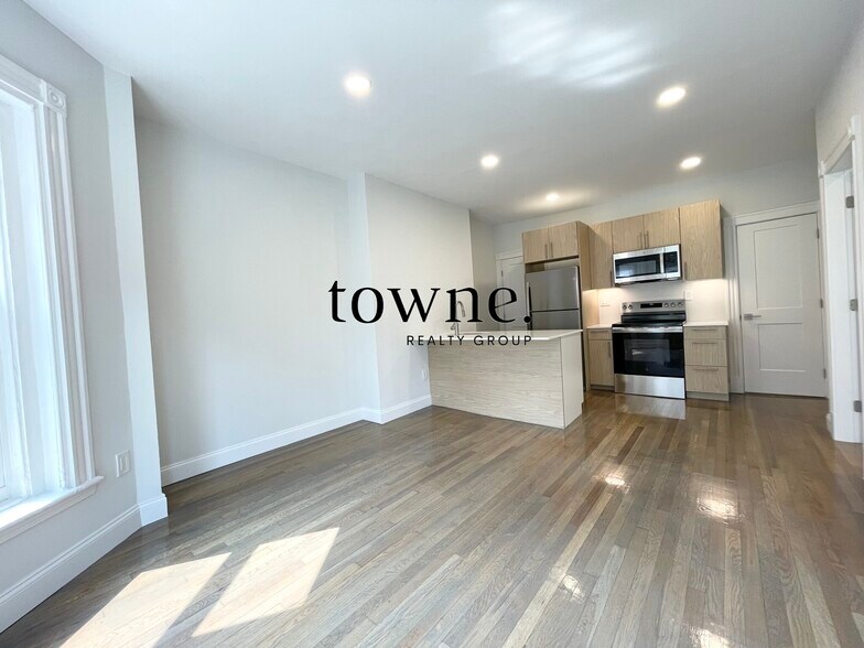 Building Photo - 215 Newbury St