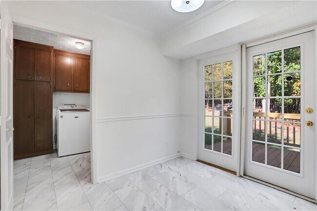 Building Photo - 4684 Ben Hill Dr