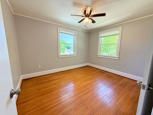 Building Photo - 202 Mayflower St