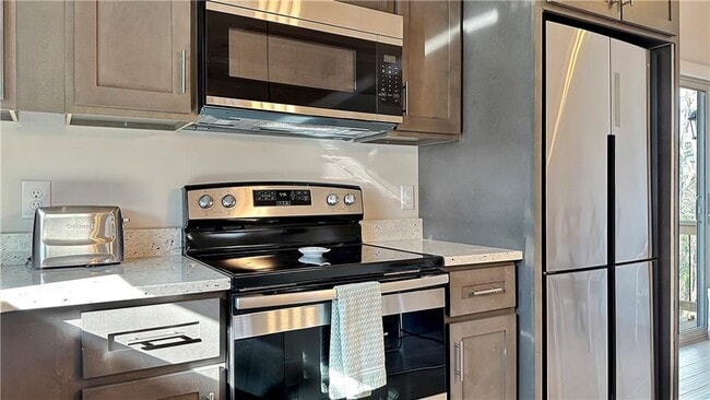 Building Photo - 374 Prince Dr