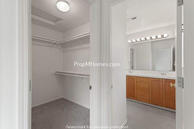 Building Photo - Wonderful Three Bedroom Plus Office In Bea...