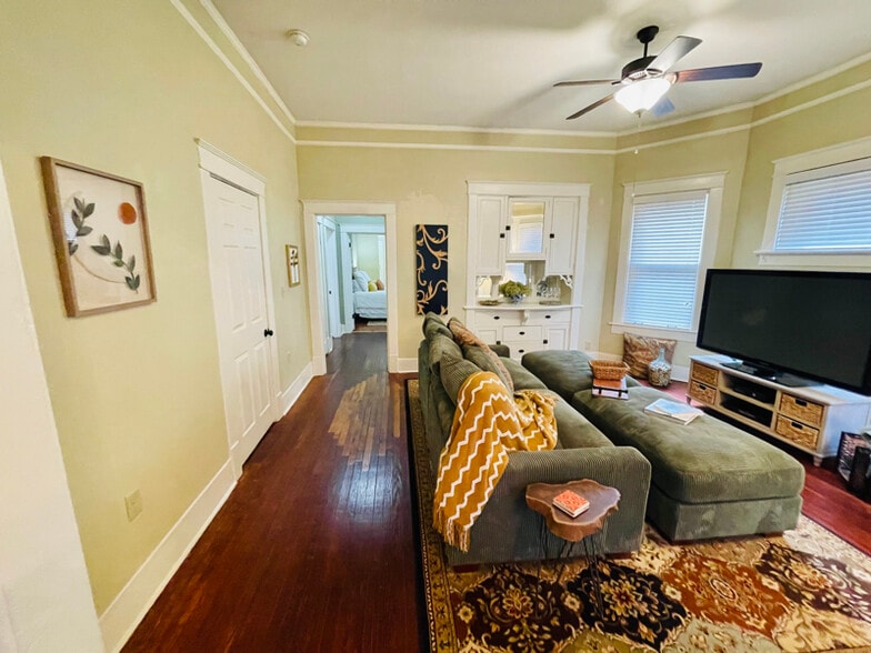 Building Photo - 621 W Daisy L Gatson Bates Dr