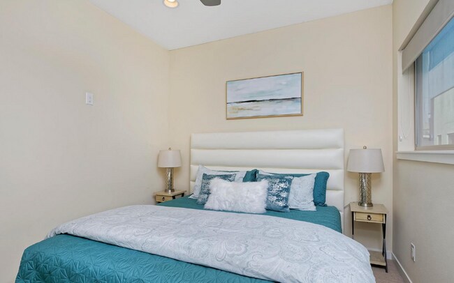 Building Photo - Modern 2 Bedroom, 2.5 Bath Townhome in Cit...
