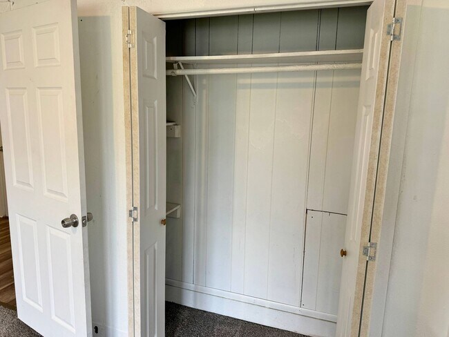 Building Photo - 3 Bed 2 Bath Home With Tons Of Natural Light