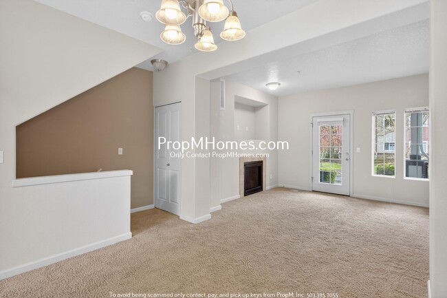 Building Photo - Cozy Two Bedroom Townhome in Amberglenn!