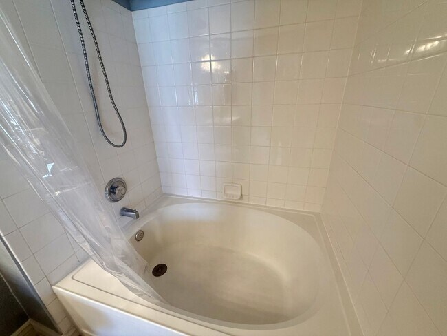 Building Photo - Spacious, Updated 2BR / 2 BA Condo in Gated Community!