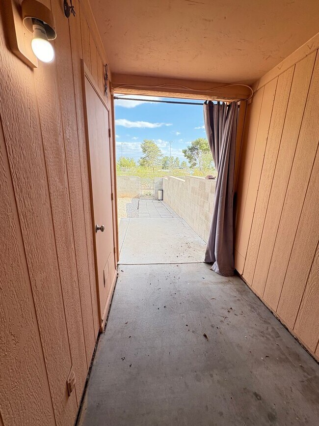 Building Photo - Townhome Cute 2bd/2ba