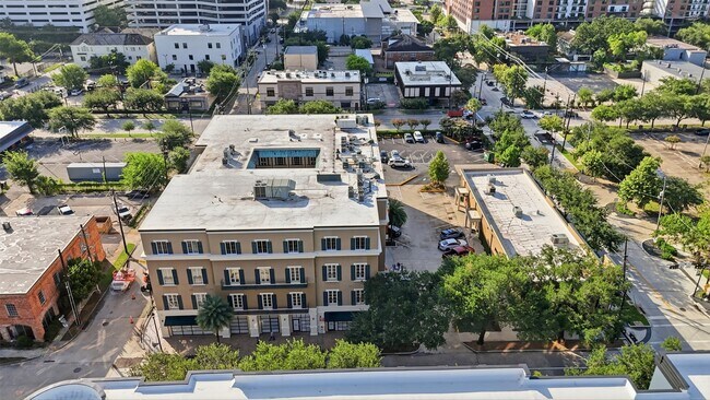 Building Photo - 3401 Louisiana St