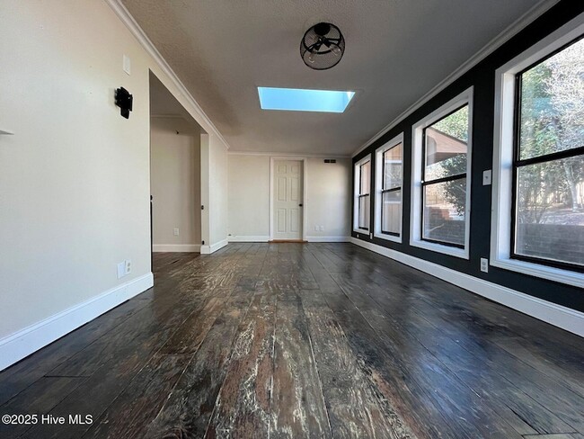 Building Photo - 7 Ash Ct