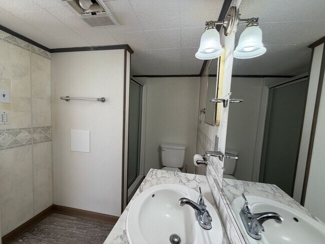 Building Photo - Spacious yard-3/2 available now!