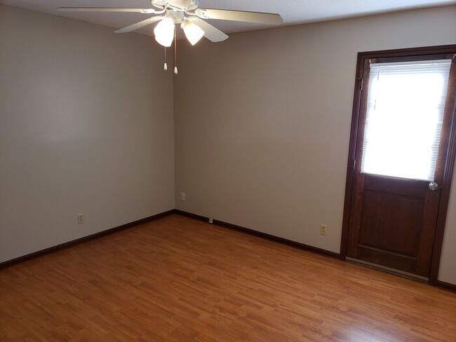 Building Photo - Spacious Olathe Home-Available in MARCH!!