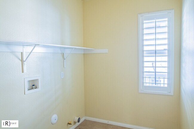 Building Photo - Lovely tri-level condo located in the gated community of Bellafina